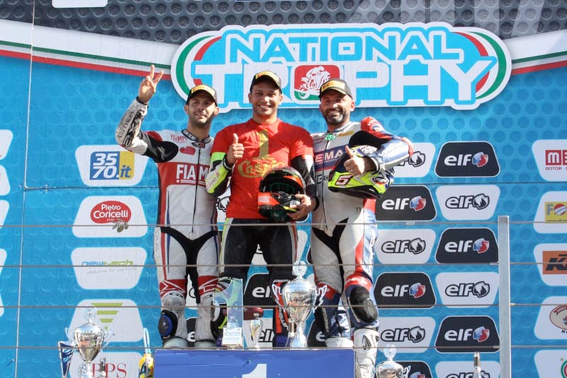Alessio Velini festeggia con in mano il suo Caberg Drift Evo