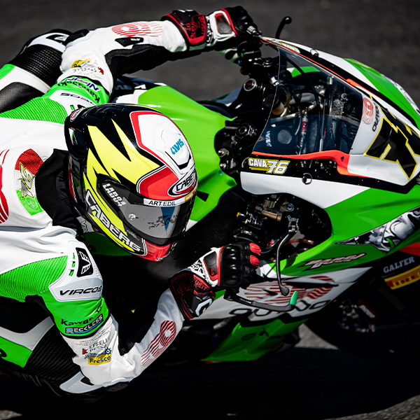 Samuele Cavalieri in azione con il suo casco Caberg Drift Evo