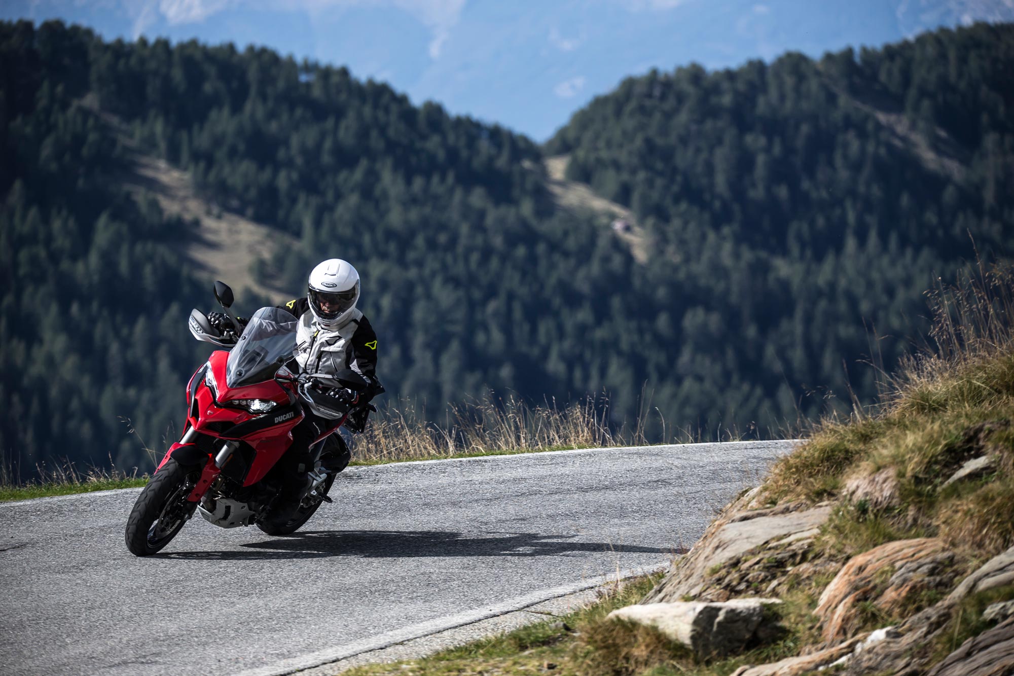 Casco Caberg in azione tra le strade di montagna