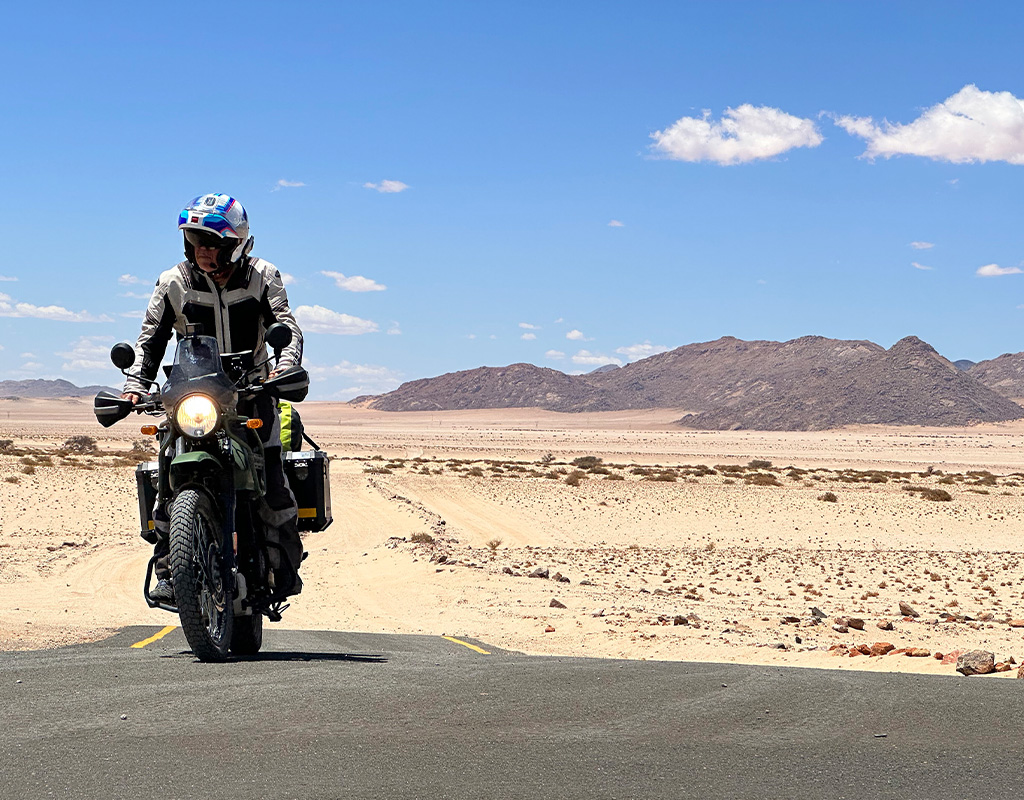 in moto nel deserto della Namibia