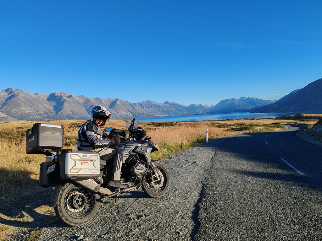 Davide Fagnani di AMotoMio in sella alla sua BMW GS in Nuoa Zelanda con il casco Caberg Levo X.