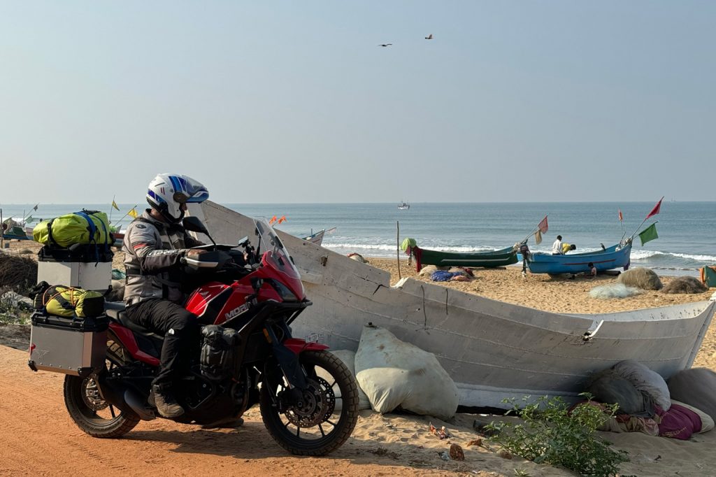 India in moto con LEVO X: in moto in spiaggia