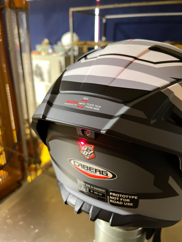 casco caberg sottoposto ai test di sicurezza nel laboratorio dell'azienda