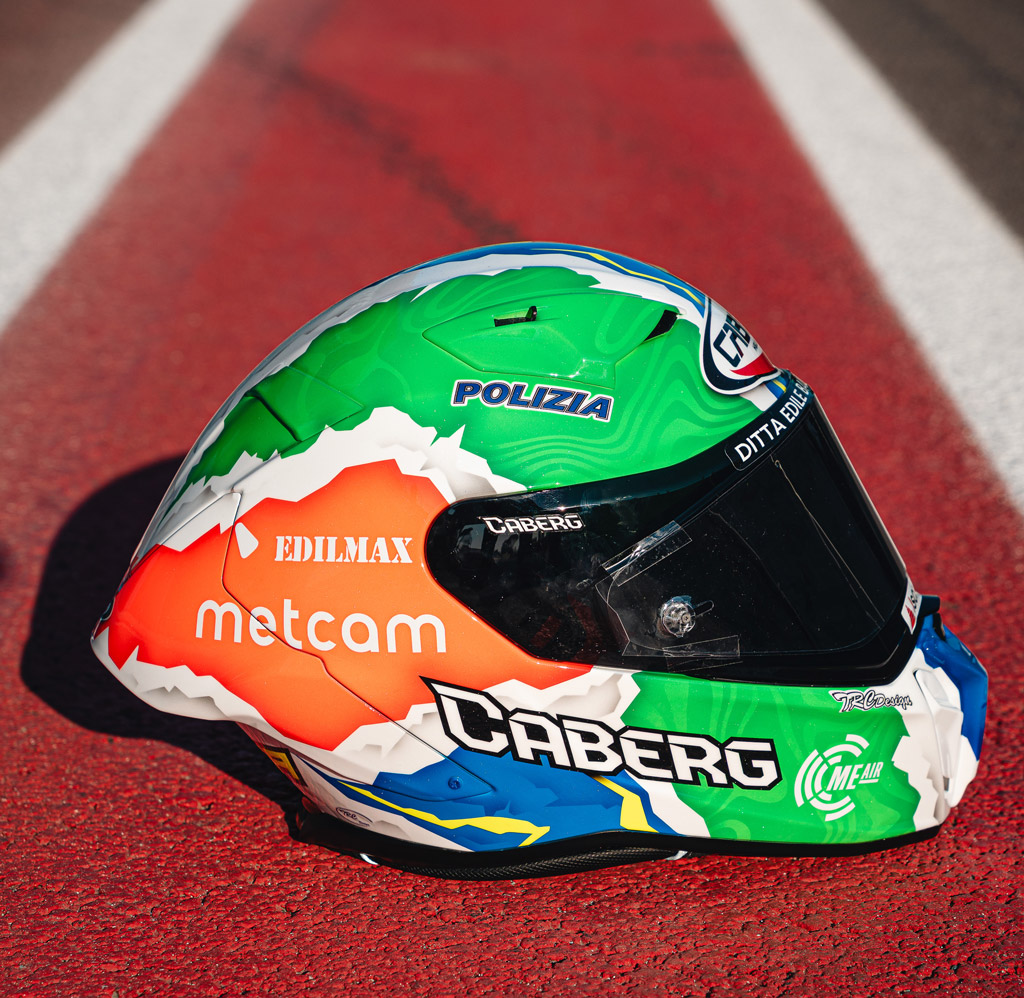 casco caberg gp01 grafica tricolore appoggiato sulla pista