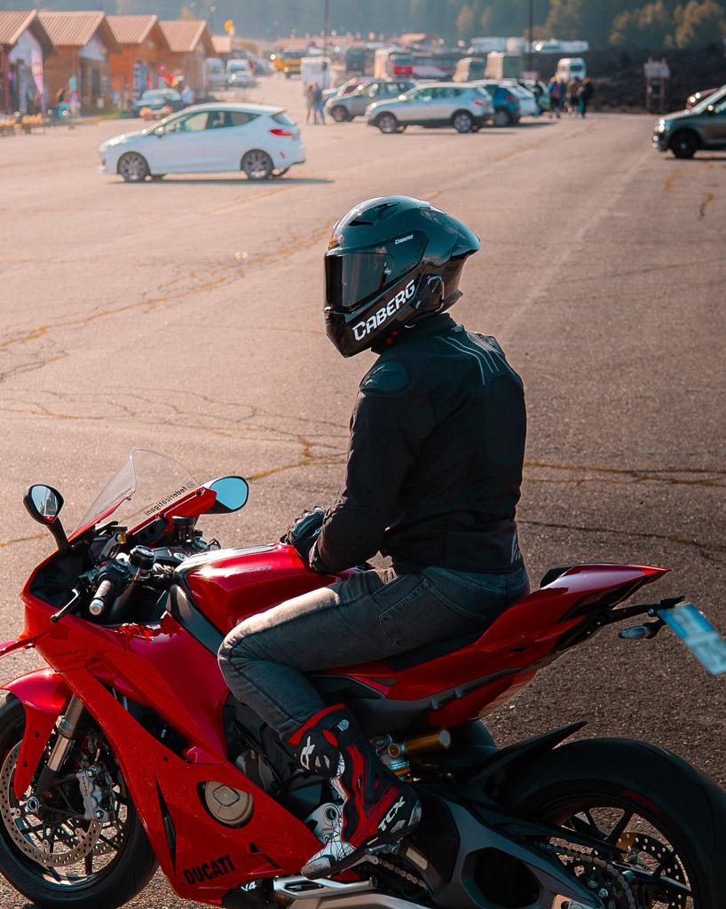 Motociclista su Ducati con casco Caberg GP01 Carbon omologato FIM Level 2 in pista