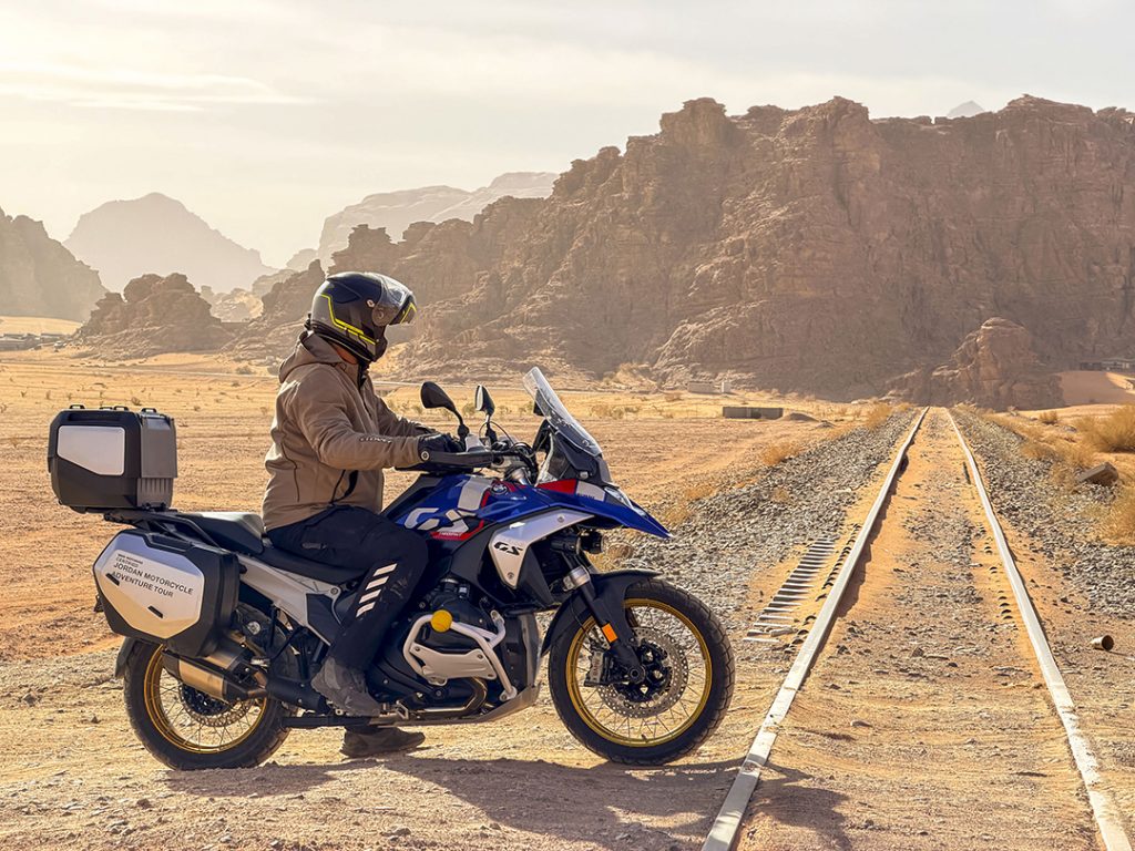 Motociclista che indossa il casco Caberg LEVO X Elite in Giordania.