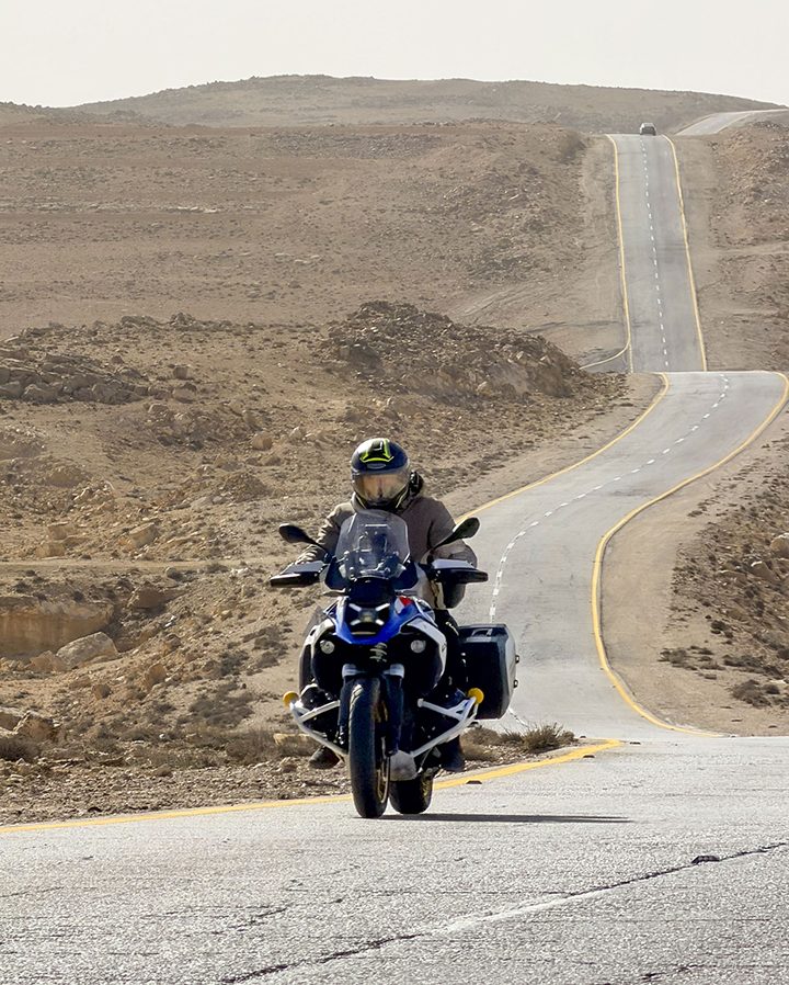 in moto sulle strade della Giordania