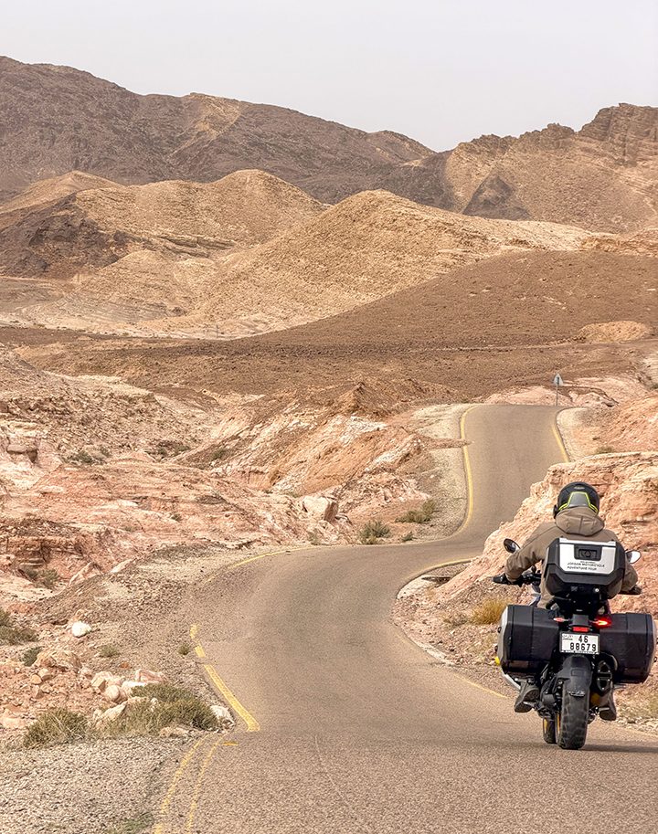 in moto nelle strade del deserto