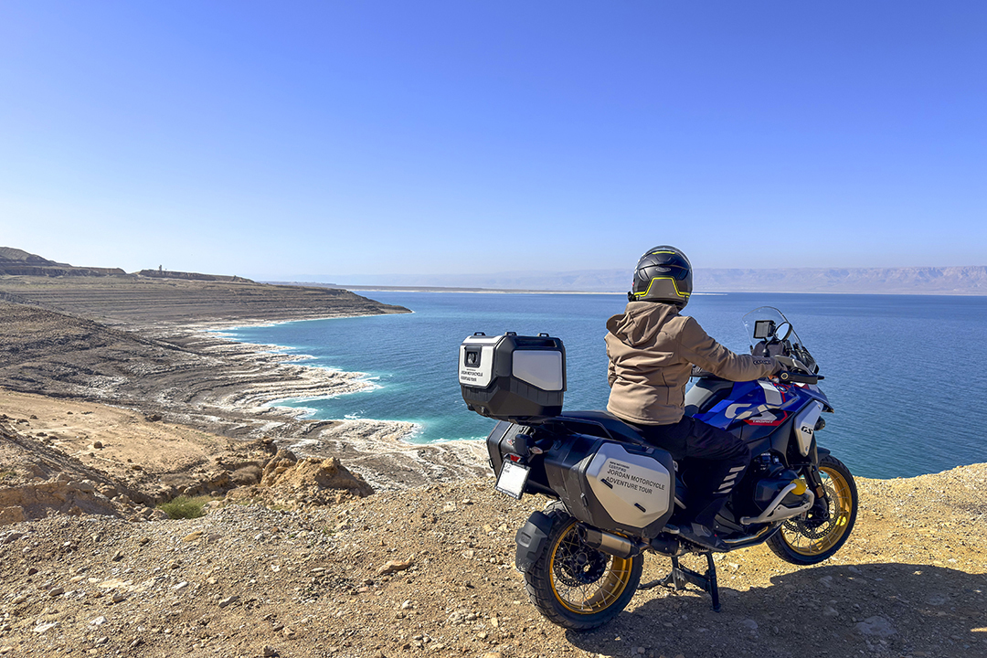 moto su una scogliera vicino al mare
