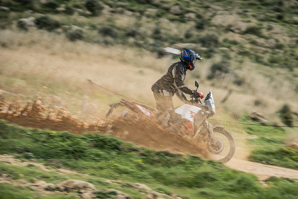 Casco Tanami Caberg utilizzato in sella a moto Yamaha Tรฉnรฉrรฉ 700.