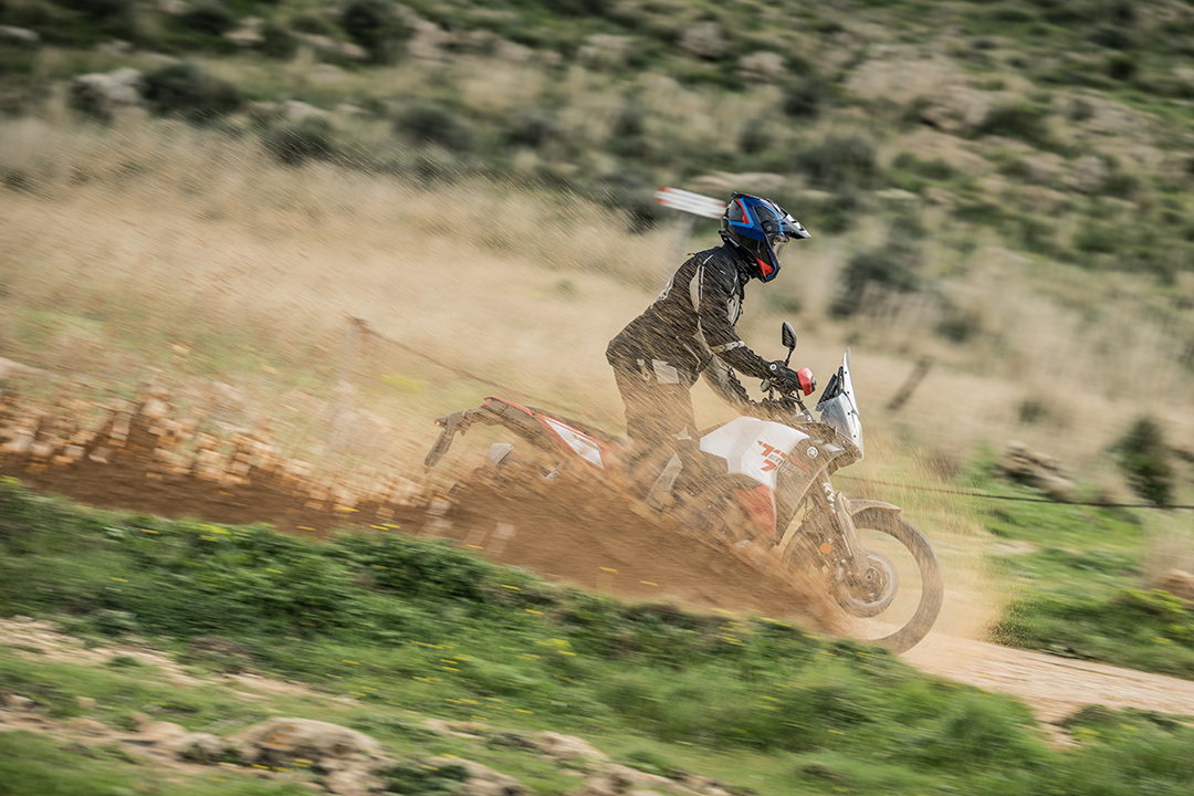 Casco Tanami Caberg utilizzato in sella a moto Yamaha Ténéré 700.