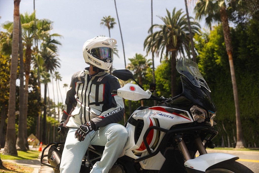 Noisy indossa il TANAMI Caberg per le strade della California.