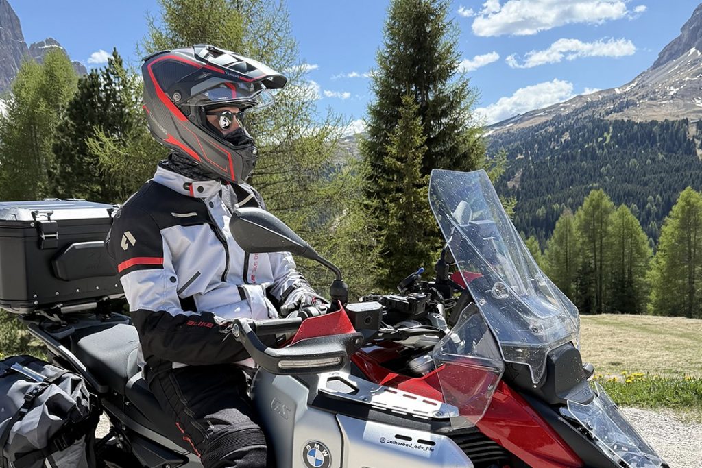 Uomo in moto che indossa il casco TANAMI Carbon di Caberg indossando gli occhiali da sole
