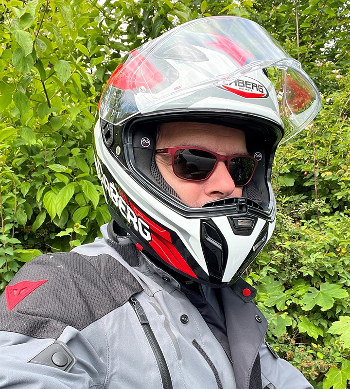 Rider who wear Caberg DRIFT EVO II helmet and glasses
