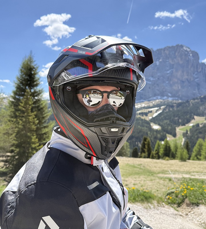 Rider who wear aberg TANAMI Carbon helmet and glasses in the mountains